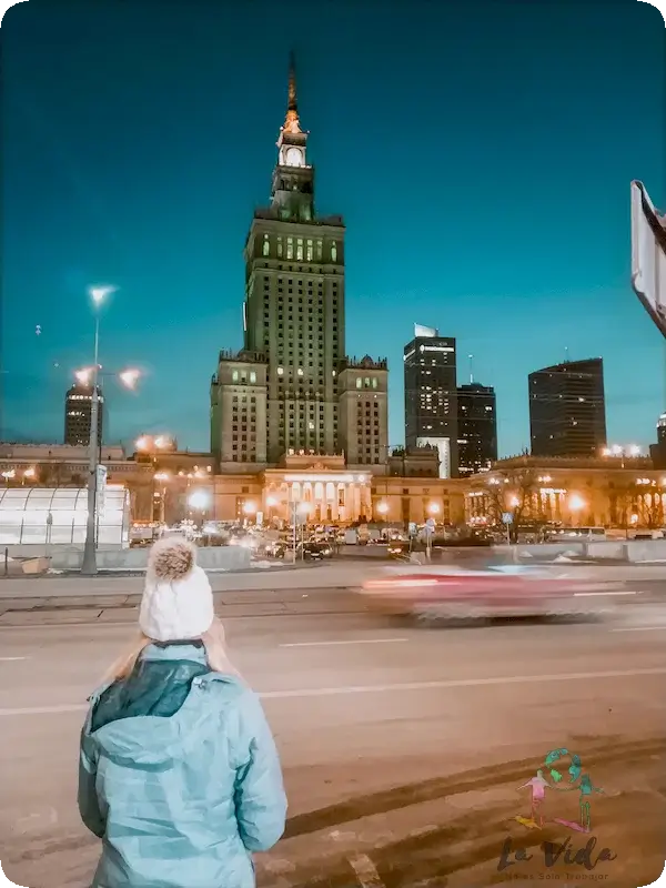 El Palacio de la Cultura y la Ciencia Varsovia de noche 