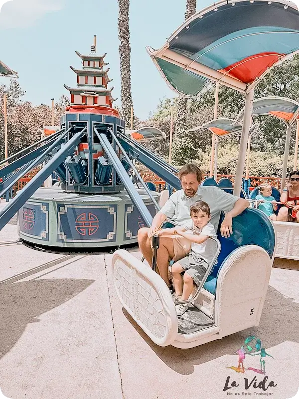 PortAventura con niños. eric y Dani en una de las atracciones del parque