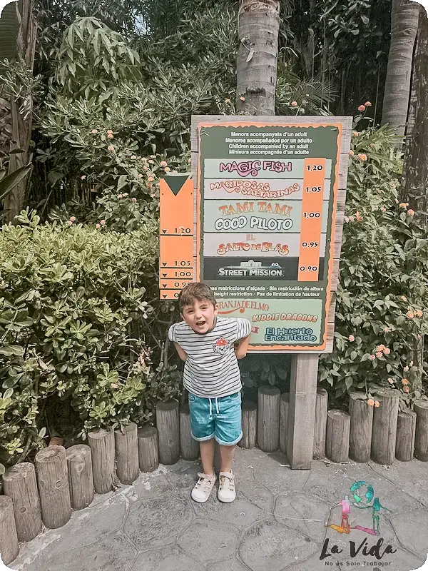 Eric con un metro de altura en PortAventura