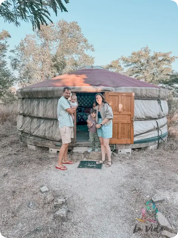Nosotros delante de nuestra yurta en Campo Reyes