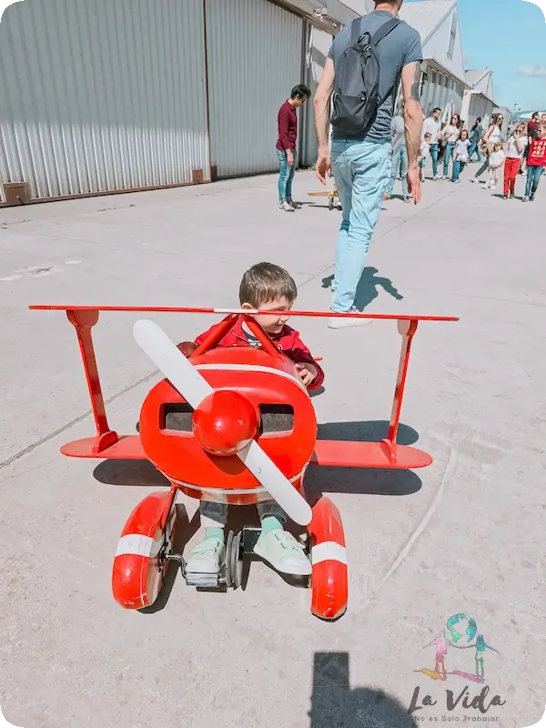 Eric jugando a ser piloto en una de las actividades del Aeropuerto de Sabadell