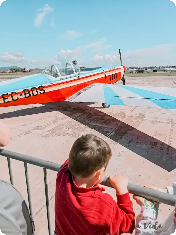Eric en el Aeropuerto de Sabadell, mirando los aviones