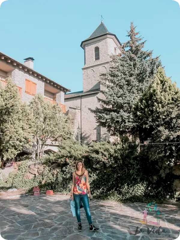 Foto con la iglesia de fondo del año 2013, Judit mucho más joven