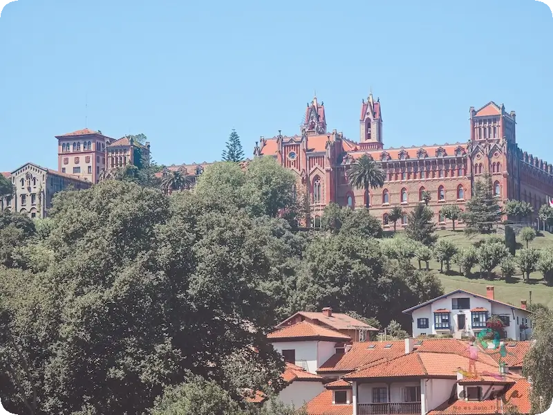 Vistas de la Universidad Pontificia de Comillas desde el Palacio