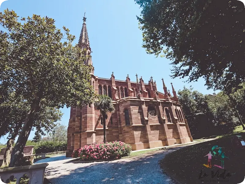 Foto lateral Capilla Panteón de los Marqueses de Comillas Cantabria