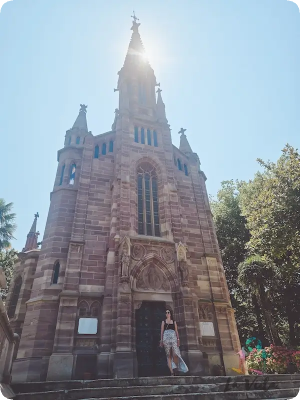 Foto de frente de la Capilla Panteón de los Marqueses de Comillas Cantabria