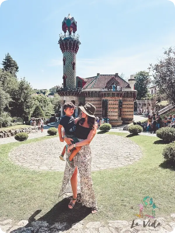 Judit y Eric enfrente del edificio Capricho de Gaudi en Comillas Cantabria