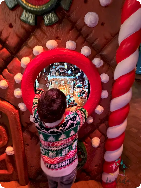 Eric con uno de los detalles muy navideños que encontramos en Casa Seat en Navidad