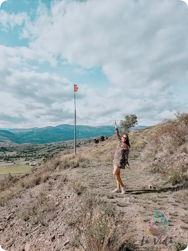 Subiendo al castillo de Llivia, camino fácil para hacer caminando incluso con niños pequeños