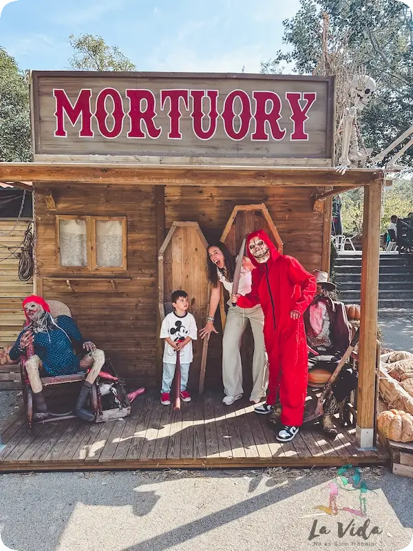 Catalunya en Minitura en Halloween (, foto con uno de los personajes de animación
