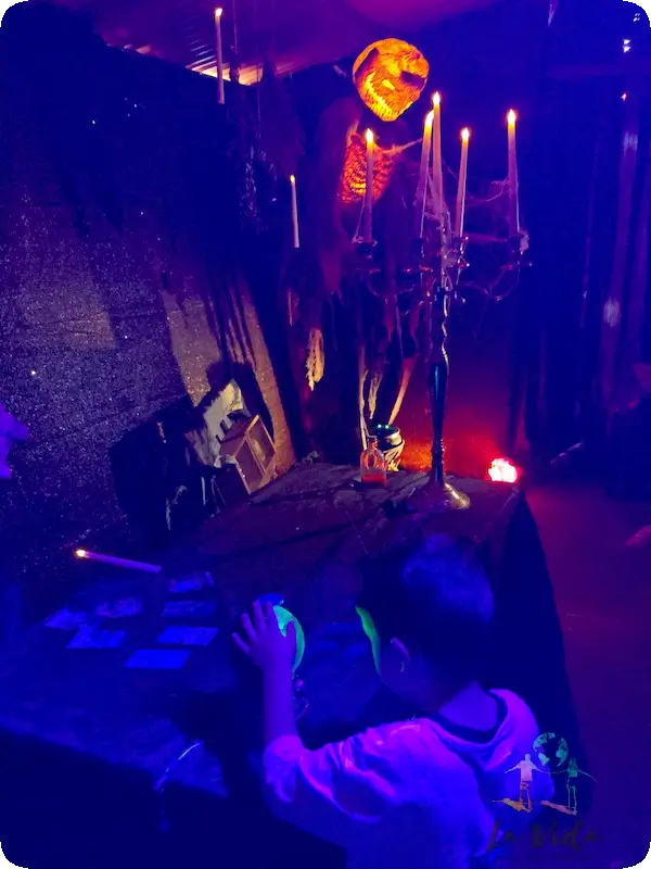 Minipasaje del terror Catalunya en Miniatura en Halloween, foto de una calabaza humana brillante