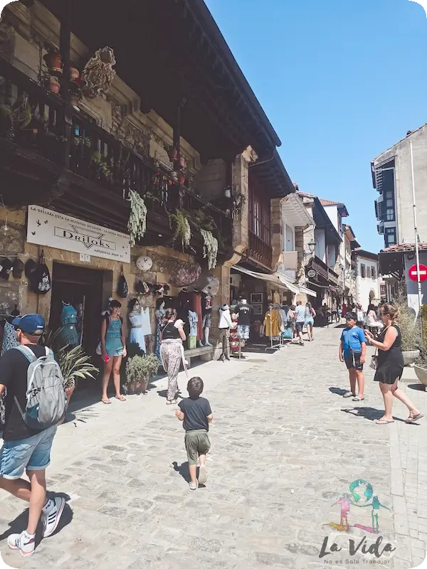 Eric paseando por calle peatonal en el Centro de Comillas
