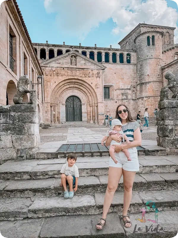 Qué ver en Santillana del Mar - Foto familiar delante de la Colegiata de Santa Juliana