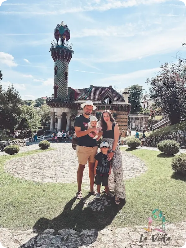 Qué ver en Comillas - Foto familiar en el El Capricho de Gaudí