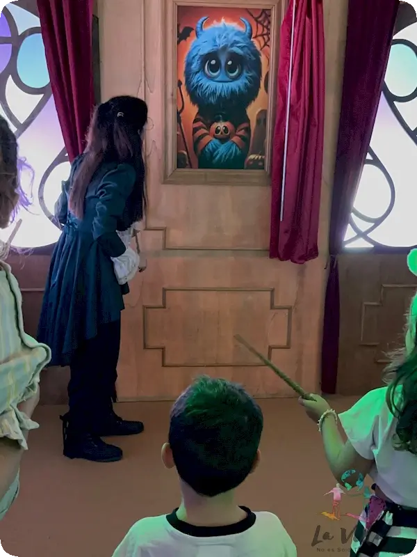 Kirk, el monstruo azul, y la Sra. Violeta en la Escola de Monstres de Catalunya en Miniatura