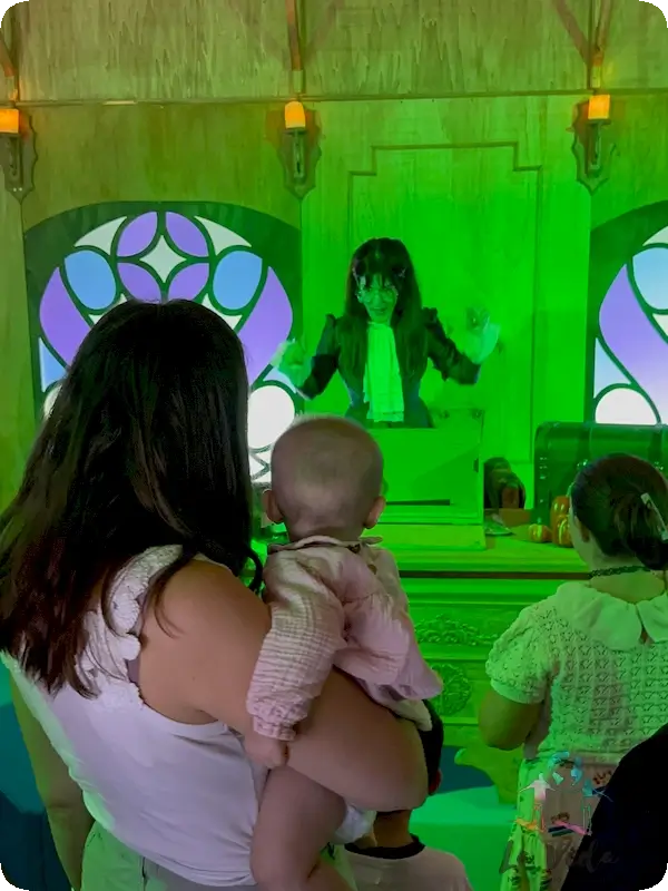 Escola de Monstres, foto de Judit con Emma (6 meses) en brazos