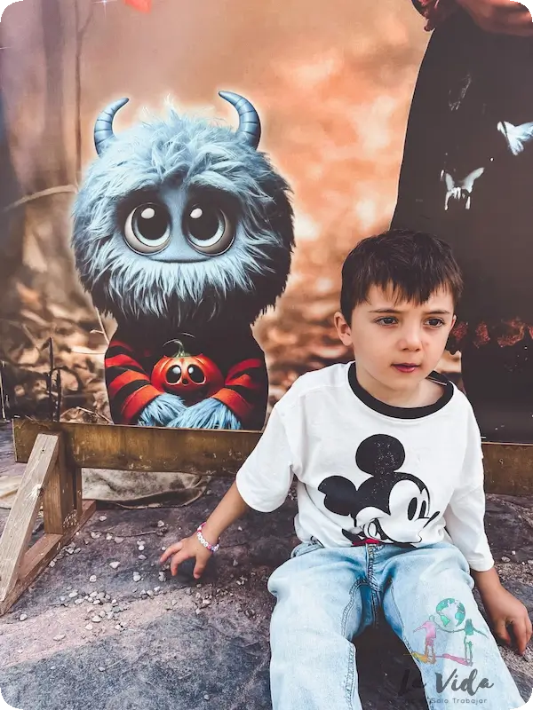 Eric con la imagen de Kirk, el monstruo que ayudamos en la Escola de Monstres