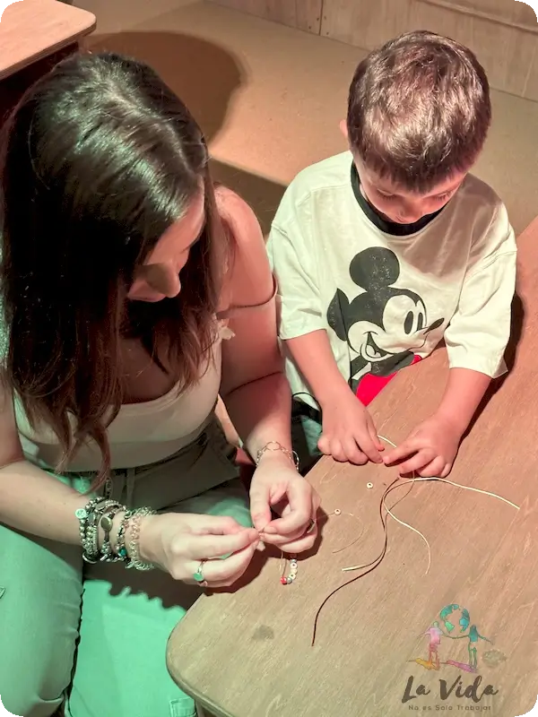 Haciendo pulseras en la Escola de Monstres de Catalunya en Miniatura