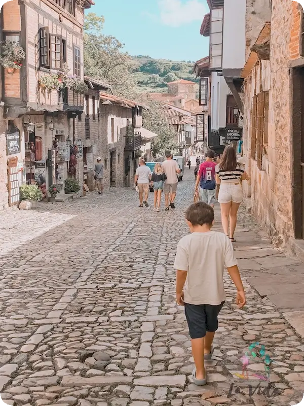 Eric paseando por una de las calles principales adoquinadas de Paseando por Santillana del Mar