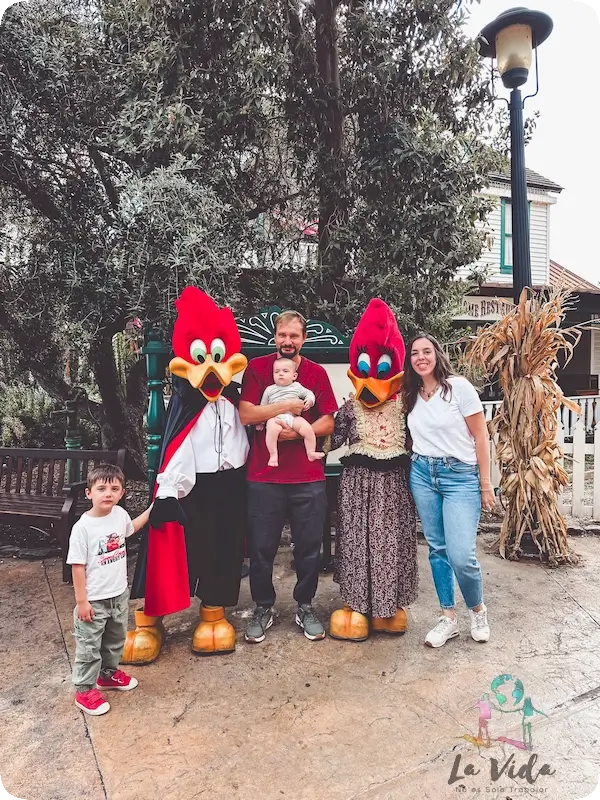 Foto familiar con Woody y Winnie. los pájaros de PortAventura