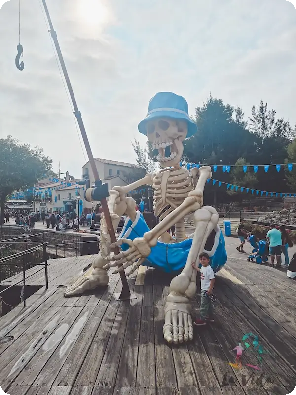 Decoración Halloween en PortAventura, esqueleto gigante pescador