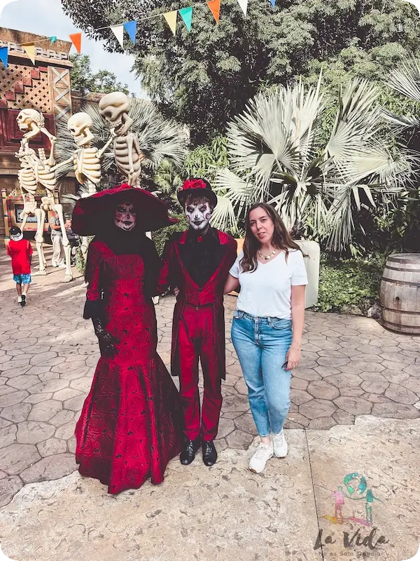 Paseando por Halloween, actores disfrazados de Katrina