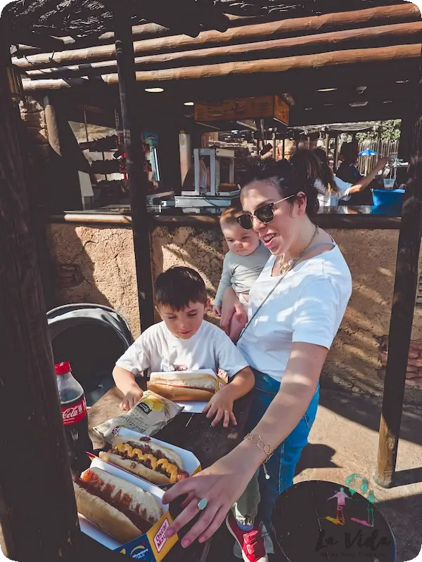 Comiendo un Hot Dog en PortAventura