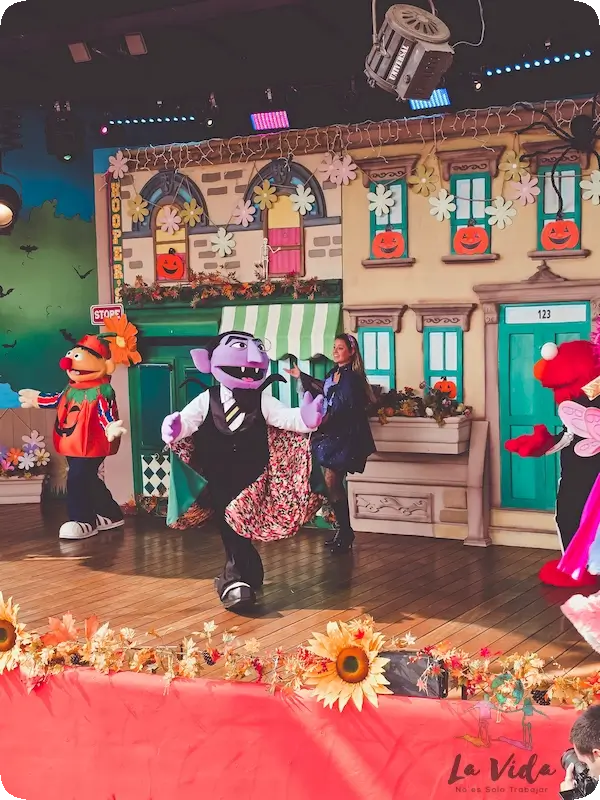 1, 2, 3… ¡Ya es Halloween! viendo el espectáculo en PortAventura. Sale el conde Dako y los otros personajes de Sésamo