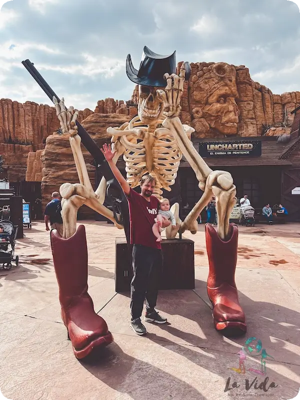Esqueleto gigante en el Far Weste de PortAventura Park, justo delante del Uncharted