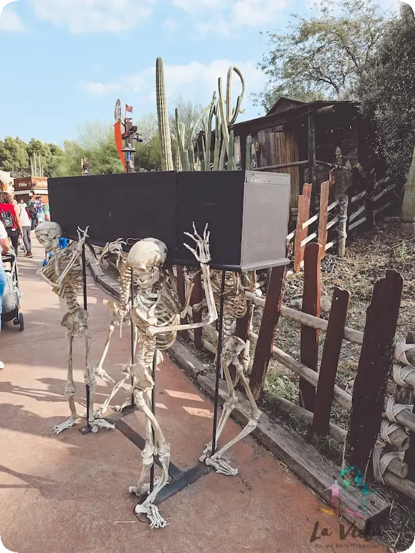 Esqueletos llevando un ataúd en PortAventura
