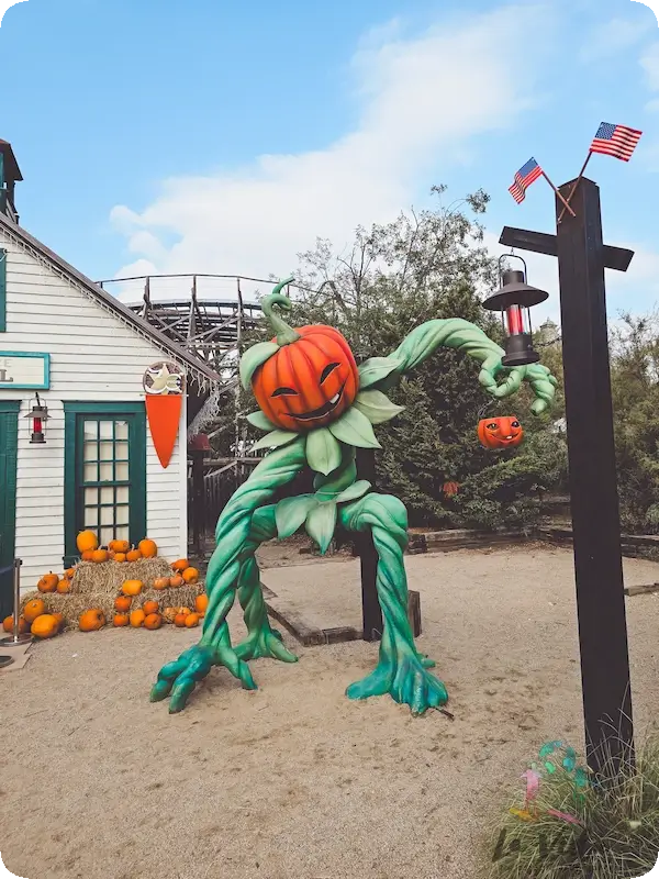 Decoración en Halloween, calabaza gigante con cuerpo d plantas