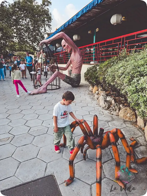 Paseando por China en PortAventura, hay una araña