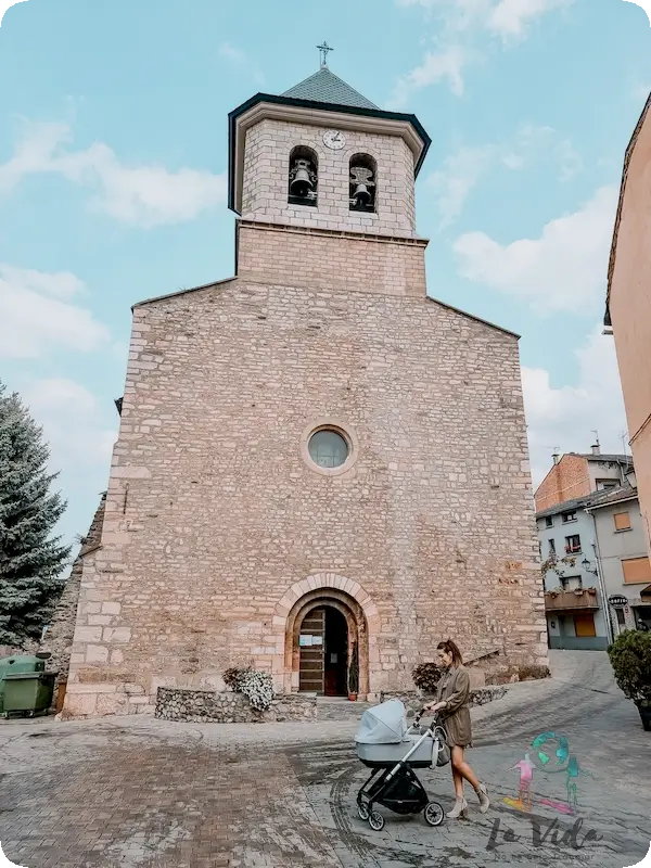 Judit con el carrito de Eric delante de la Iglesia de San Pedro de Alp