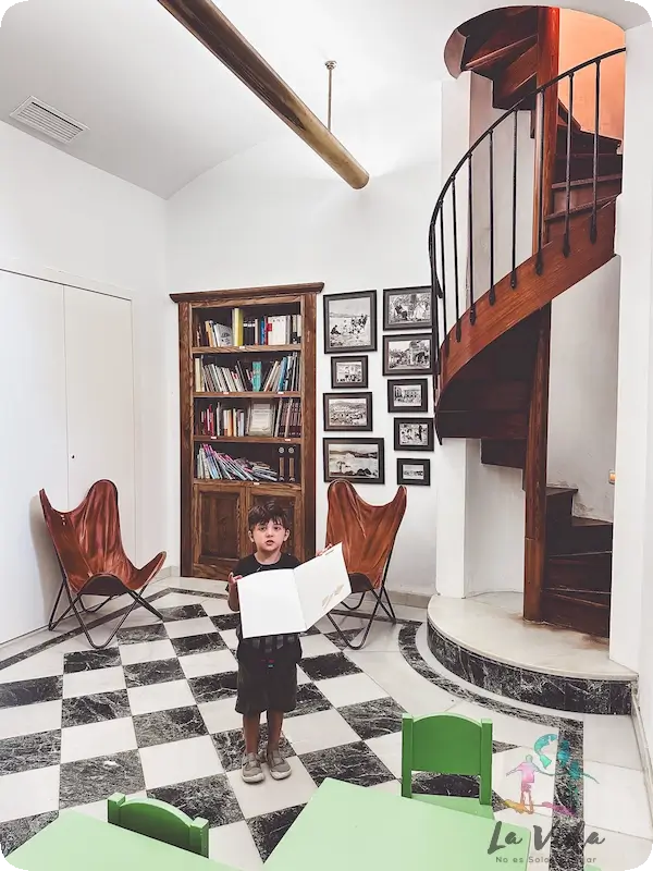 Eric en el Interior Capricho de Gaudí