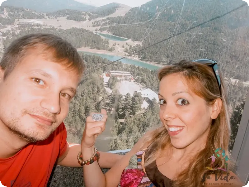 Subiendo a La Molina en verano. En el teleférico, en nuestro primer viaje juntos por la zona en el año 2013