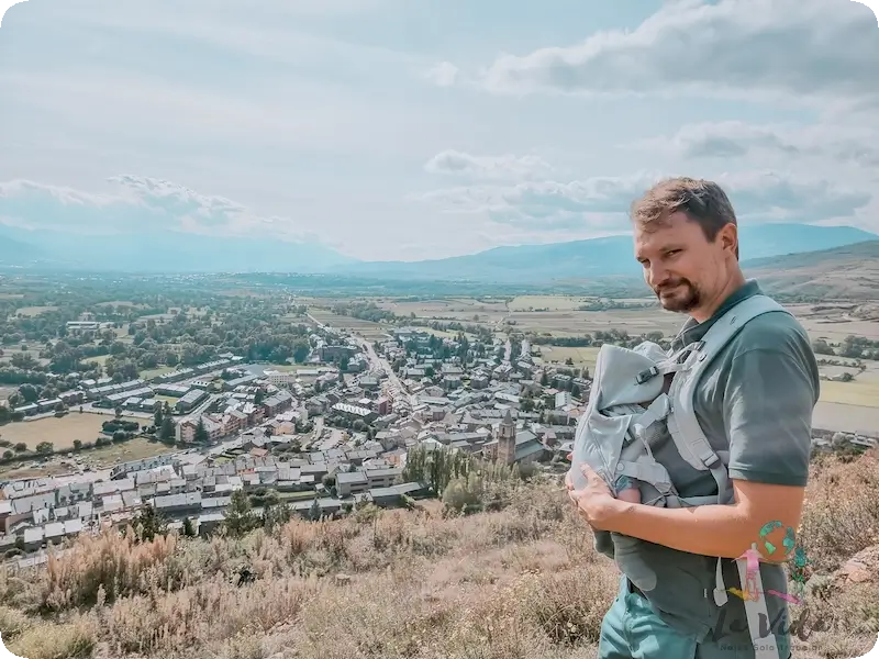 Qué ver en Llívia, Dani en el mirador del castillo con eric porteo