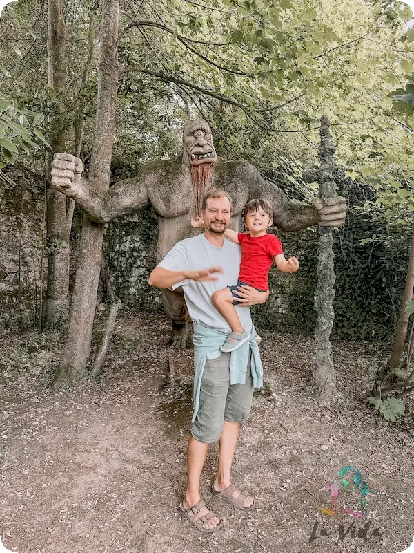 Dani y Eric junto a una de las figuras del Museo Altamira Mitológica en Santillana del Mar