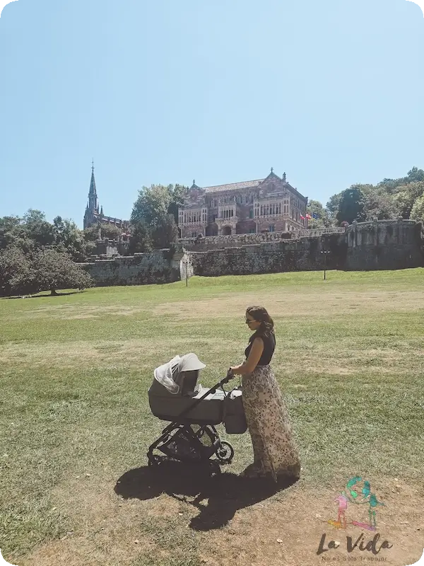 Qué ver en Comillas - Judit con el cochecito delante del prado que hay en el Palacio de Sobrellano