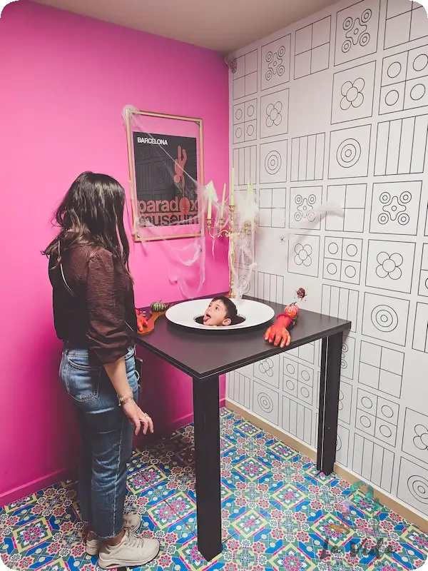 Eric sacando la cabeza por un plato, como si fuera comida