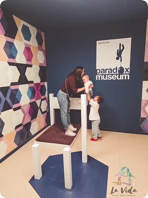 Judit, Eric y Emma en la sala de la ilusión de la silla gigante