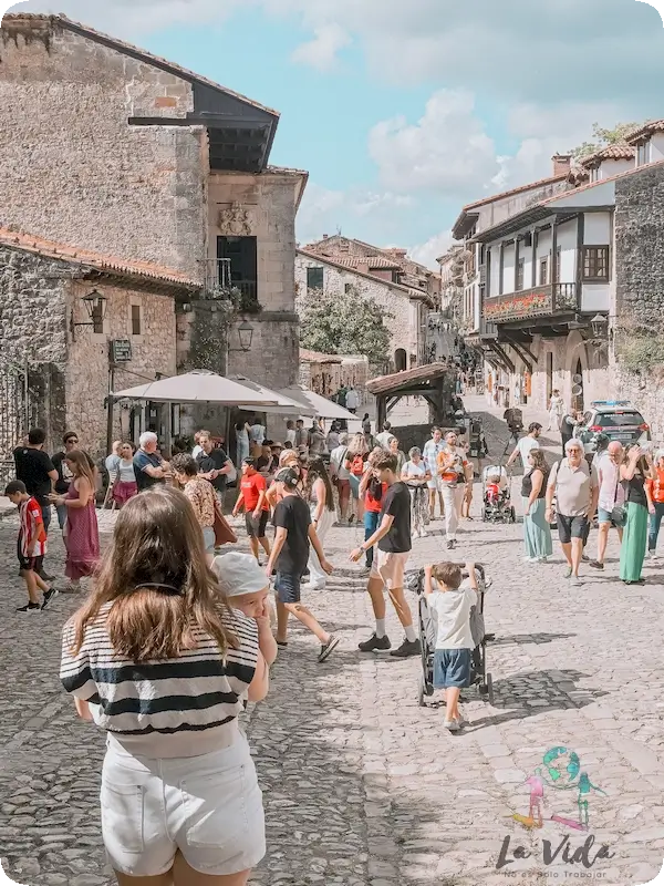 Plaza Mayor en Santillana del Mar con mucha gente, en pleno mes de agosto