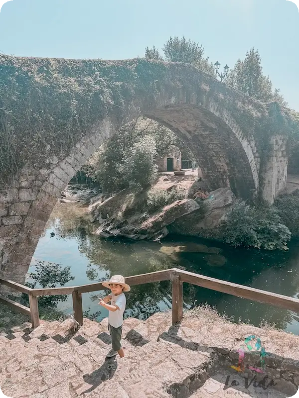 Eric delante del Puente medieval de Liérgane