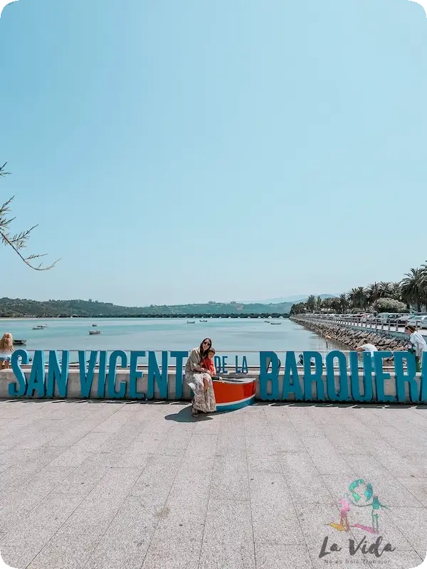 Cártel con las letras de San Vicente de la Barquera enfrente del mar