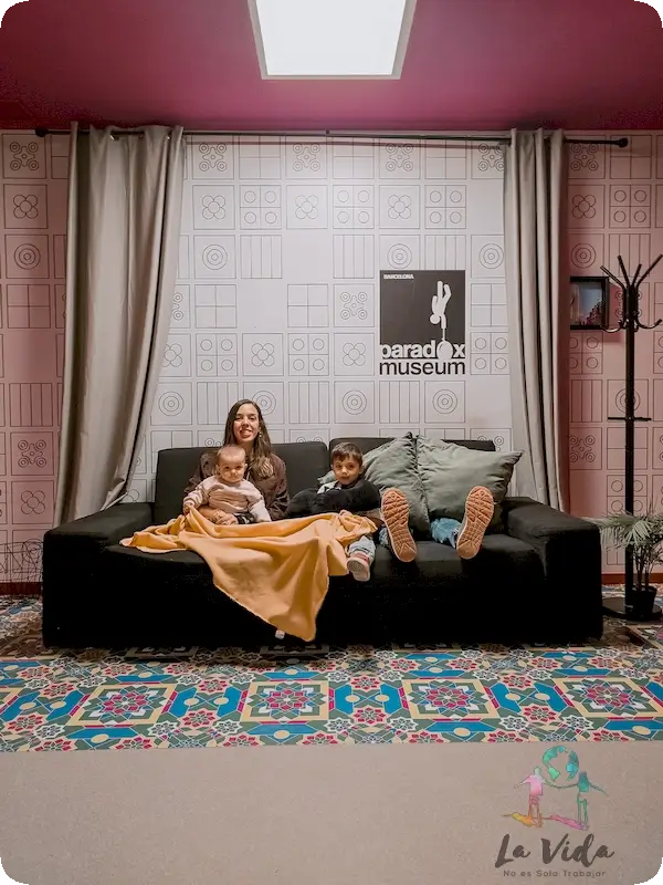 El sofá mágico del Paradox museum. El cuerpo de judit, y los pies de Dani