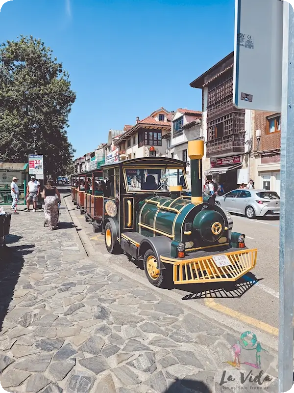 Tren Turístico de Comillas en su parada