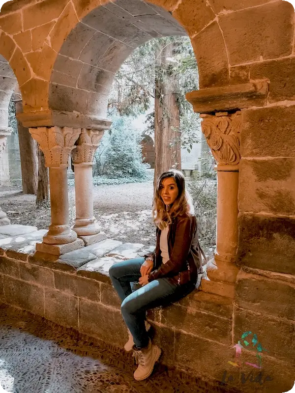 Claustro del monasterio de SAn Benet. Judit sentada