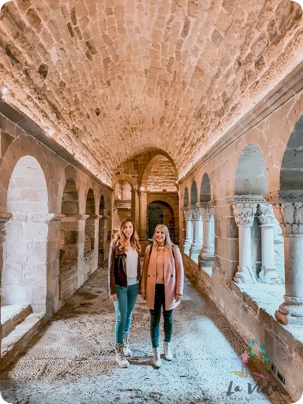 Con nuestra amiga Leila en el claustro del Món San Benet