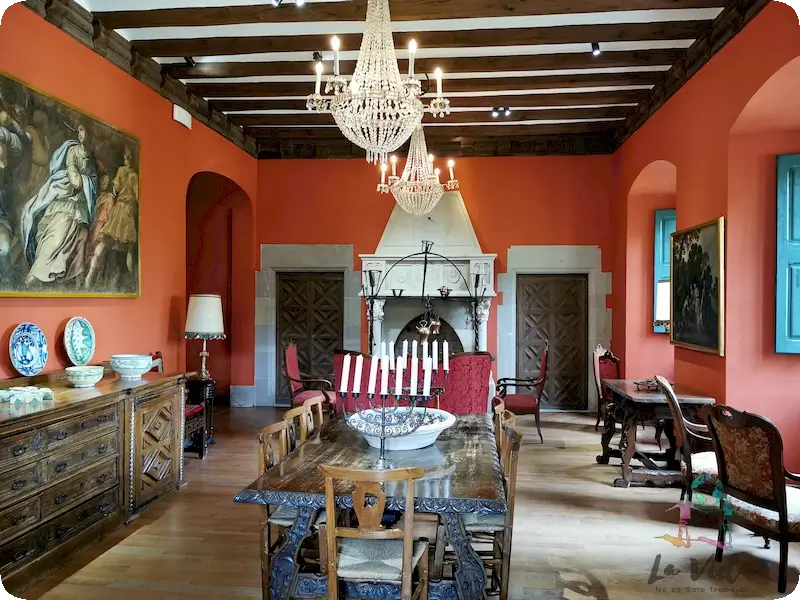 Decoración modernista de un salón en la vista el Món San Benet