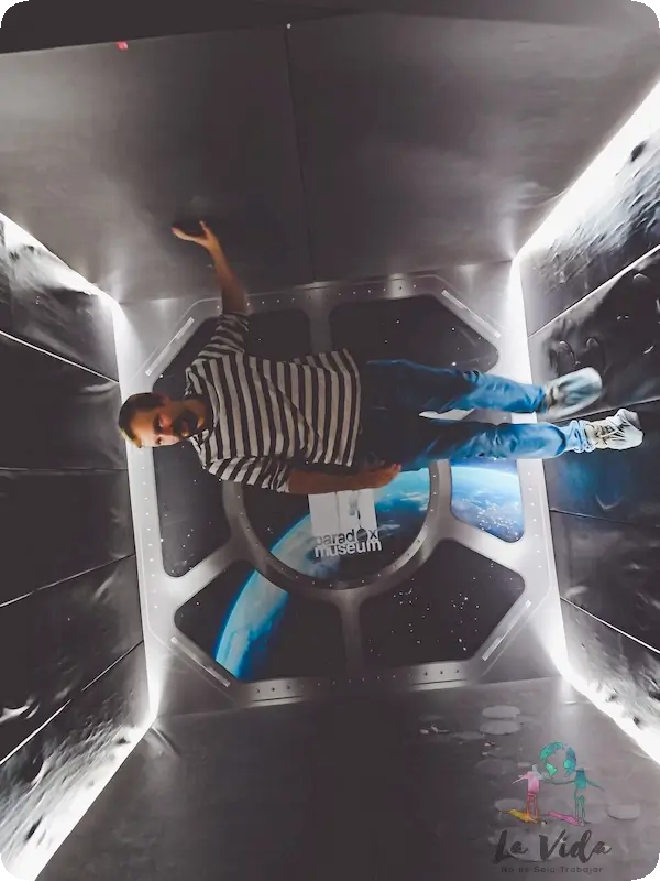 Dani en Zero gravity Paradox Museum Barcelona. parce que este caminando por una pared