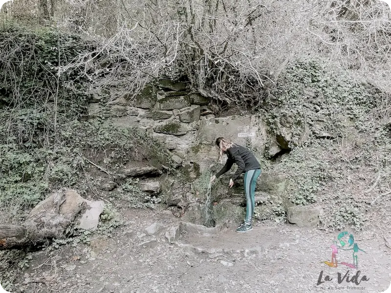 Judit parando en la Font de la Pomarada, camino al Salt de Sallent